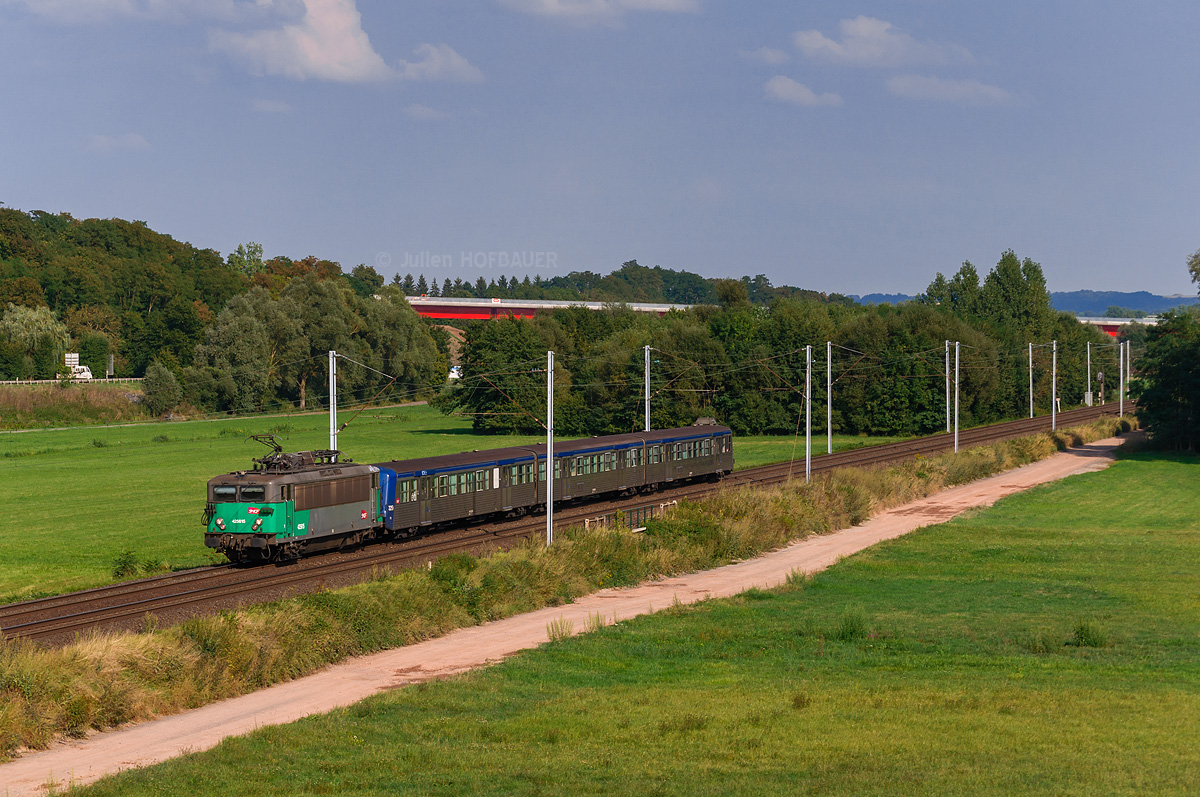 En ce début de soirée ensoleillée, la BB 25615 est en charge du TER 830118 de Strasbourg à Saverne et va s'apprêter à marquer l'arrêt en gare de Dettwiller. Appartenant à l'activité TER Lorraine, cette 25500 ex-Fret a été prêtée quelques jours au TER Alsace à la fin de l'été 2013.