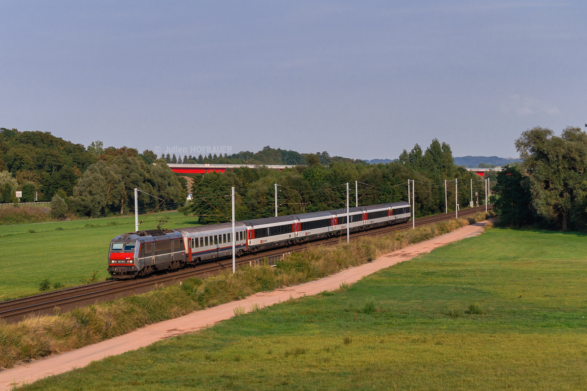 En provenance de Bâle, la BB 26160 emmène l'EuroCity 96 vers Bruxelles. Elle est aperçue ici près du village de Dettwiller (67).