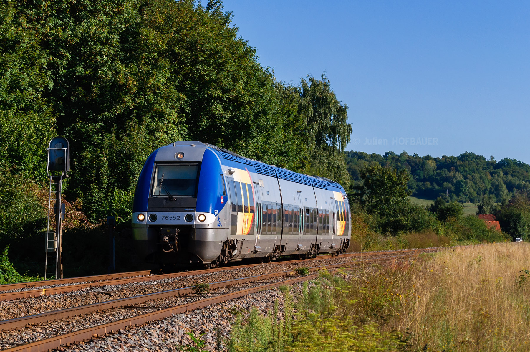Le XGC X 76552 en charge du TER 834922 reliant Sarre-Union à Sarreguemines vient tout juste de desservir la gare de Zetting en Moselle.