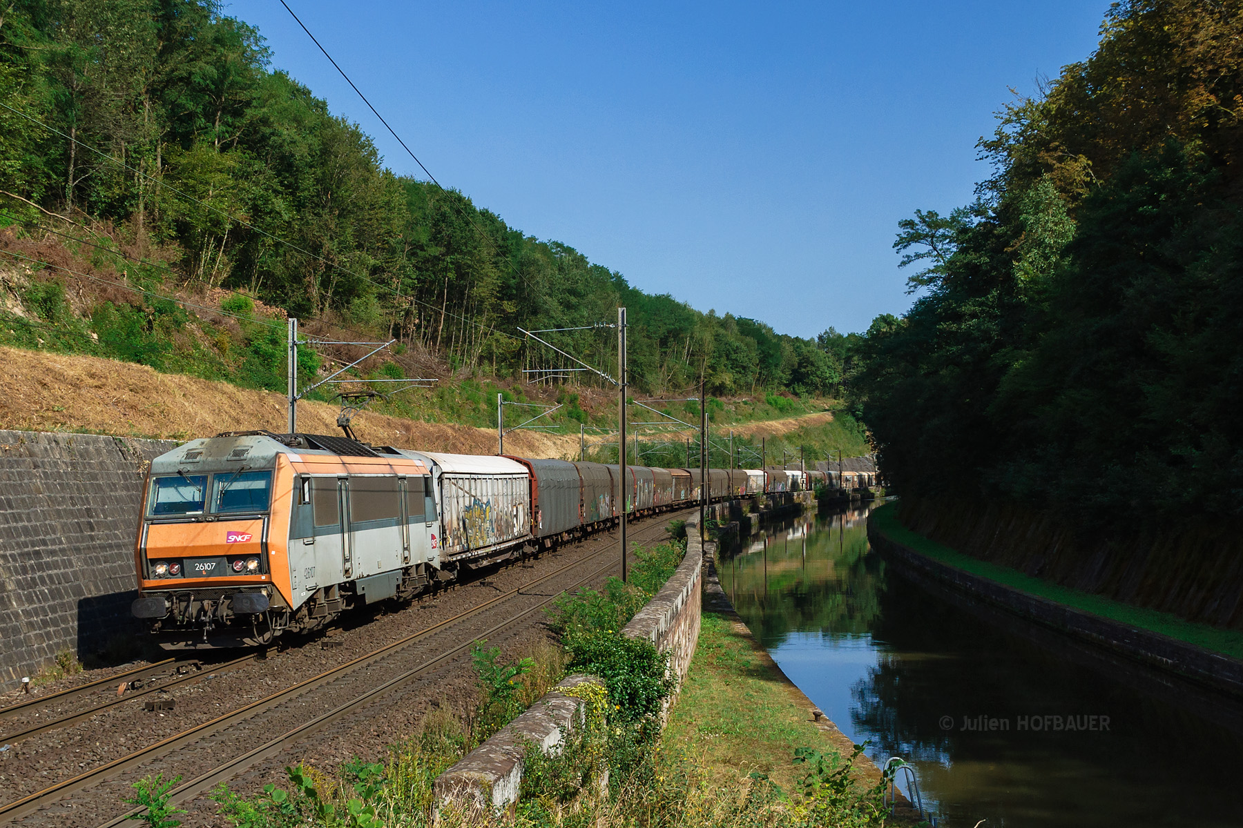 De passage à Arzviller, la BB 20107 emmène le train 53030 de Hausbergen-Triage à Villeneuve-Saint-Georges-Triage.