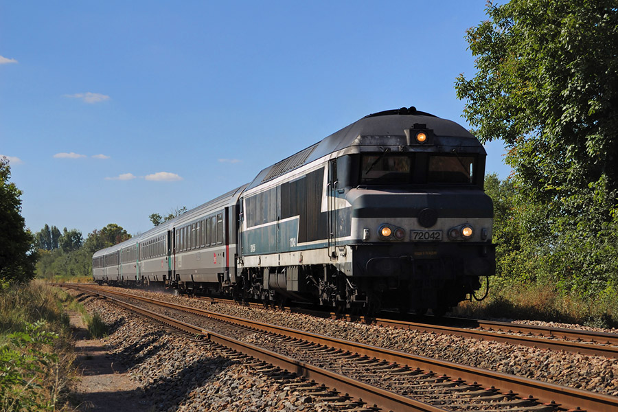 La CC 72042 sur le CIC 4407 Tours-Lyon Perrache s'approche de Bengy.