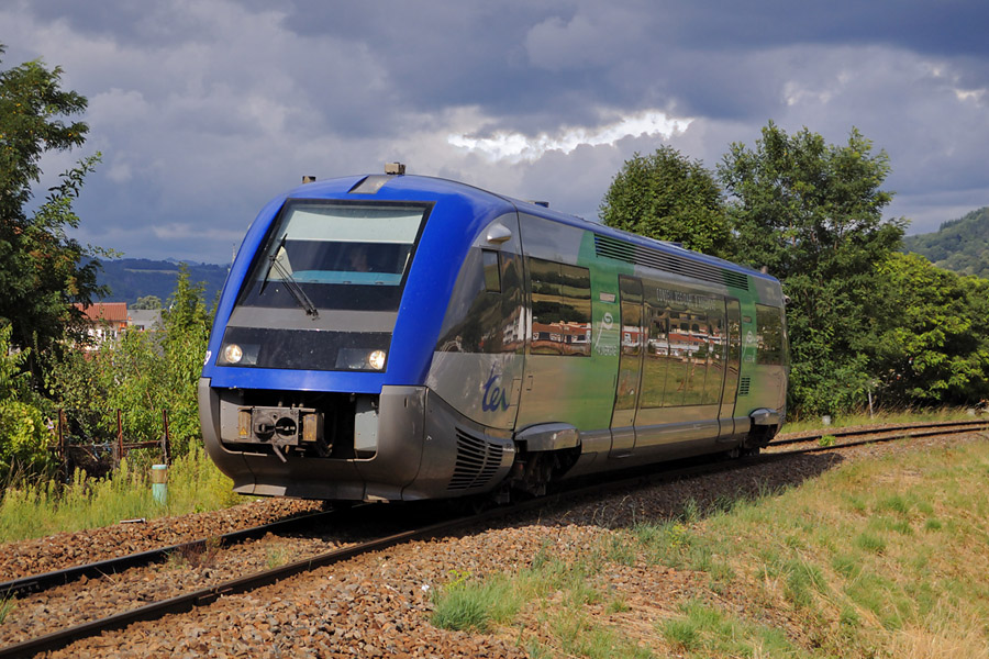 L'X 73679 manoeuvre &agrave; Aurillac en vue de se mettre en place pour assurer un TER pour Brive la Gaillarde. Il est vu ici c&ocirc;t&eacute; Le Lioran.