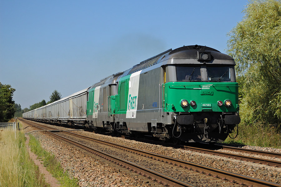 Les BB 67503 et 67531 assurent en Unit&eacute; Multiple le train de Fret 95071 Vierzon-Sibelin. Il est vu ici &agrave; Bengy sur Craon.