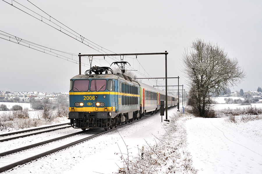 L'Express 296 Luxembourg - Bruxelles dans un paysage de neige.