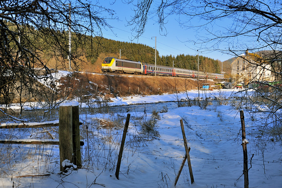 L'IR 117 Liers - Luxembourg passe le long du ruisseau Clerve au nord du Grand-Duch&eacute; de Luxembourg.