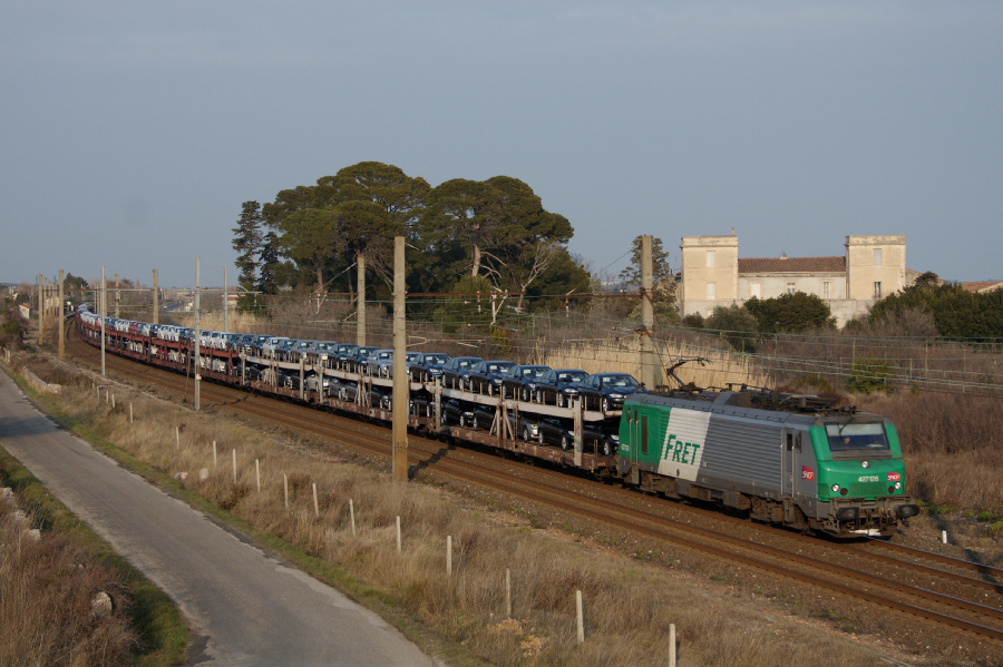 La BB 27126 vient de br&ucirc;ler la petite gare de Vic-Mireval au crochet d'un train complet d'autos en direction de S&egrave;te.