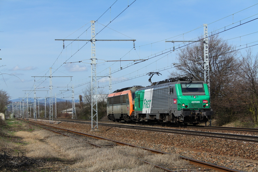 &Agrave; Quincieux, passage de la BB 27099 HLP en compagnie de la BB 26028.