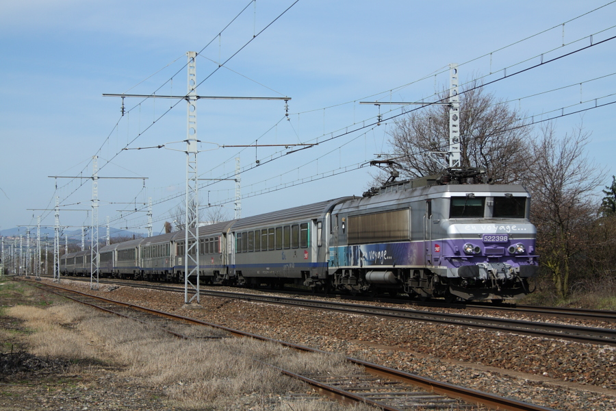 A Quincieux, passage de la BB 22398 sur le TER 17633 Dijon - Grenoble et sa rame r&eacute;versisble de neuf voitures.