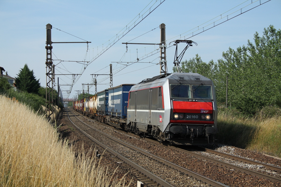 Au PK 479, passage de la BB 26160 de l'activit&eacute; VFE  en t&ecirc;te d'un train de combin&eacute;.