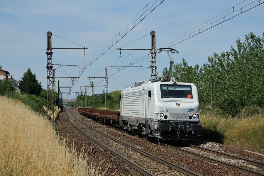 Au PN 299, passage d'un train de wagons plats tract&eacute; par la E 37514 du loueur CBRail, lou&eacute;e aux FS (Italie) et pr&ecirc;t&eacute;e &agrave; ECR !