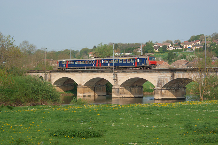 Passage au dessus du Doubs entre L'Isle sur le Doubs et Clerval, du TER 894122 Belfort - Dijon-Ville, assur&eacute; par la Z 9510.