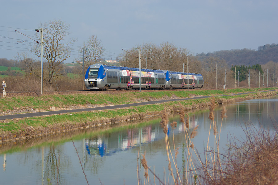 Dans la vall&eacute;e du Doubs, &agrave; Pompierre, le TER 894034 Belfort - Besan&ccedil;on est assur&eacute; par les Z 27613/4 et Z 27597/8.