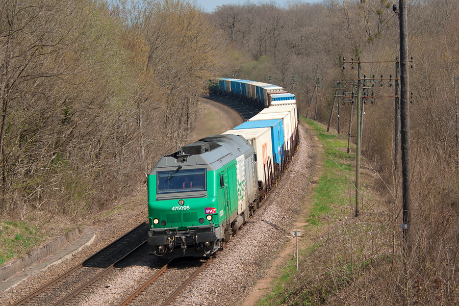 La BB 475095 assure la traction du train de conteneurs 52752 Bantzeheim - Vesoul.