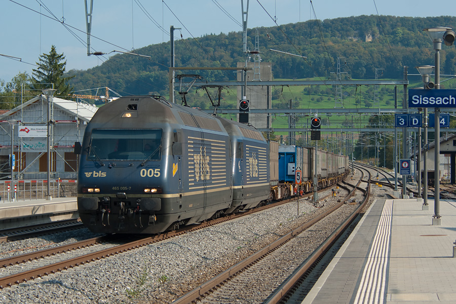 A Sissach, entre Olten et Basel, une UM de Re465 BLS tracte un train de fret en direction de Basel.