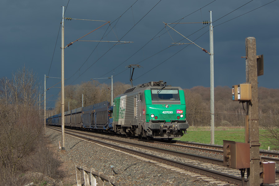 La BB427030 assure un train de FRET Mulhouse-Nord - Montb&eacute;liard.