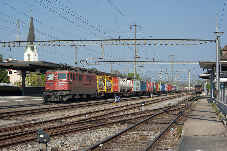 L'Ae6/6 11424 tracte un train de conteneurs vers le triage de Muttenz.