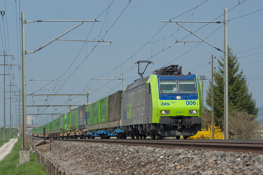 La Re 485-006-1 BLS tracte un train de caisses mobiles &agrave; Kiesen.