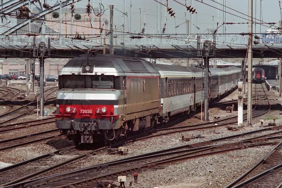 Sur la gare d'extr&eacute;mit&eacute; est de la ligne 4, la CC 72030 en livr&eacute;e Corail+ assure le Corail N&deg;1944 Mulhouse-Ville - Paris-Est.