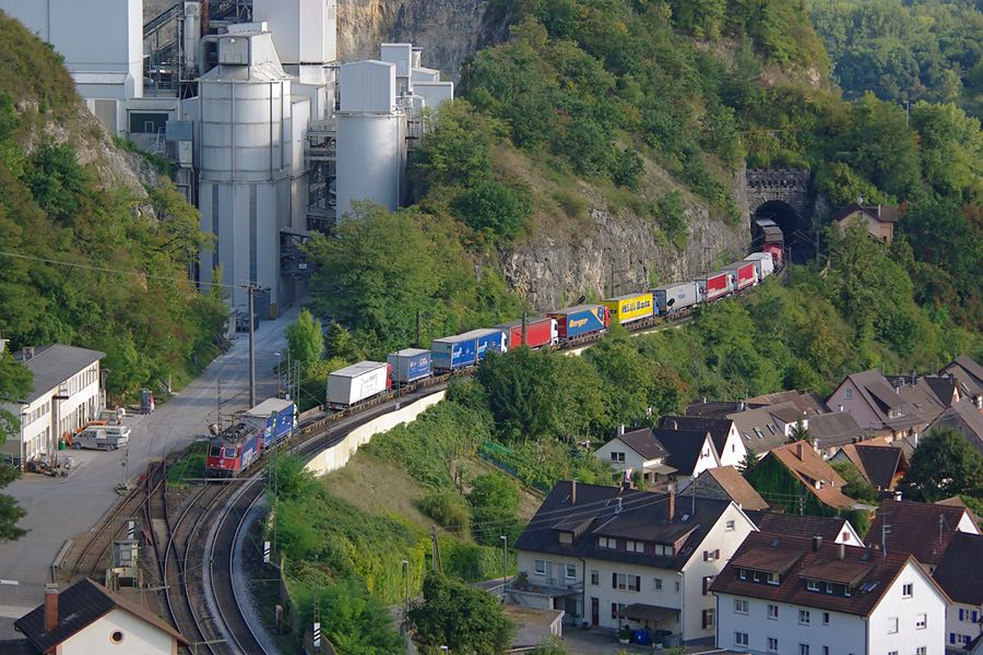 &Agrave; Istein, entre Basel et M&uuml;llheim, &agrave; la sortie du tunnnel, une Re 421 CFF Cargo tracte une route roulante Novara - Freiburg im Breisgau.