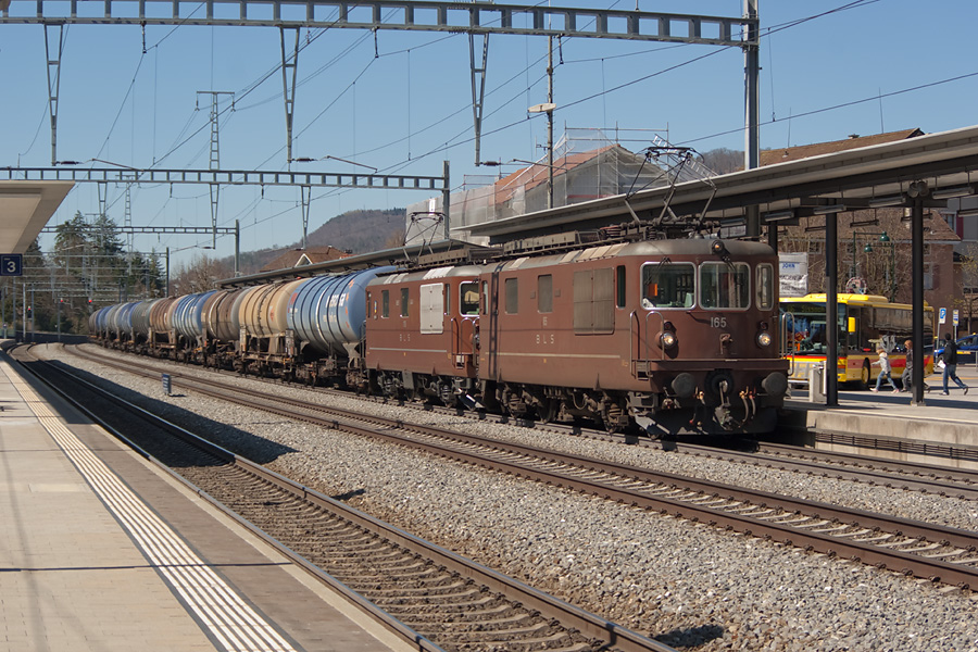 Une UM de Re 4/4 BLS tracte un train de wagons citernes.