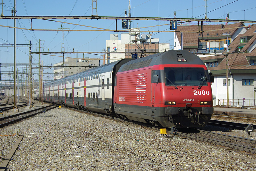 La Re 460 048-2 CFF tracte un InterRegio vers le sud et traverse la gare de Thun.