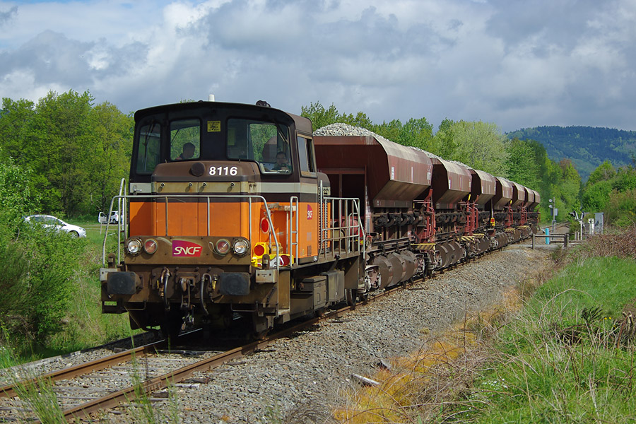 Avec la ligne bleue des Vosges en arrière-plan, à Chaux, sur la VUTR N°28-7, entre Giromagny et Lachapelle sous Chaux, entre les PK 440 et 439, le locotracteur Y 8116 assure exceptionnellement la desserte fret Girormagny - Belfort, composée ce jour-là de 7 trémies V type Uas, chargées de ballast.