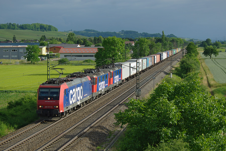 &Agrave; Auugen, entre Basel et M&uuml;llheim, sur la Rheintalbahn, un train de conteneurs sud-nord est tract&eacute; par la Re 482 013-0 CFF-Cargo, et  achemine en v&eacute;hicule deux Re 421 CFF-Cargo.