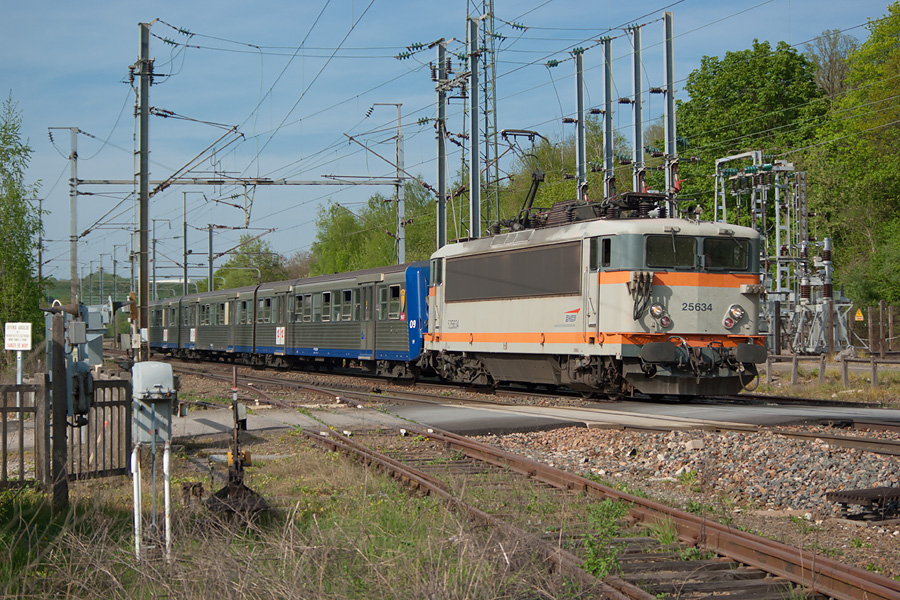 Entre les PK 492 et 491 de la ligne 28 Belfort-Besan&ccedil;on, au PN 107, juste avant la gare d'H&eacute;ricourt (70), le TER 894126 Belfort - Dijon est assur&eacute; par la BB 25634 et la RRR Franche-Comt&eacute; n&deg; 09 baptis&eacute;e Boncourt et Delle.