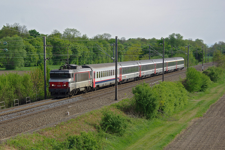 Sur la ligne 3, entre Mulhouse et Colmar, &agrave; Herrlishem-pr&egrave;s-Colmar, la BB 15020 en livr&eacute;e Multiservice assure la traction du train international 96 Iris Zurich - Bruxelles.