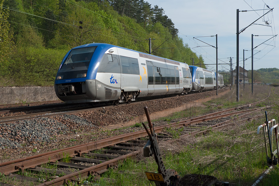 Sur la ligne 28, à Héricourt, en Haute-Saône, le TER 894465/4 Montbéliard - Vesoul quitte la gare. Il est composé d'une UM3 d'ATER, X 73751, en livrée "ligne des hirondelles", X 73750 et X 73756, de la région de  Franche-Comté.