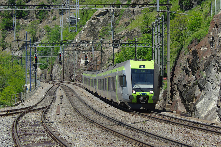 Dans la rampe sud du L&ouml;tschberg, &agrave; Lalden, le r&eacute;gional express (RE) n&deg; 3265 Spiez - Frutigen - Kandersteg - Goppenstein - Brig est assur&eacute; par une UM2 d'automotrices BLS RABe 535 "L&ouml;tschberger".