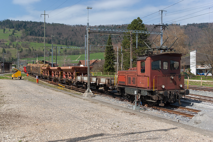 A Glovelier, le locotracteur bi-mode Tem II 328 CFF assure la manoeuvre de wagons &agrave; voie normale CFF et CJ, sur les trucks porteurs CJ. A l'arri&egrave;re-plan, on aper&ccedil;oit l'automotrice BDe 4/4 621 des chemins de fer du Jura (CJ).