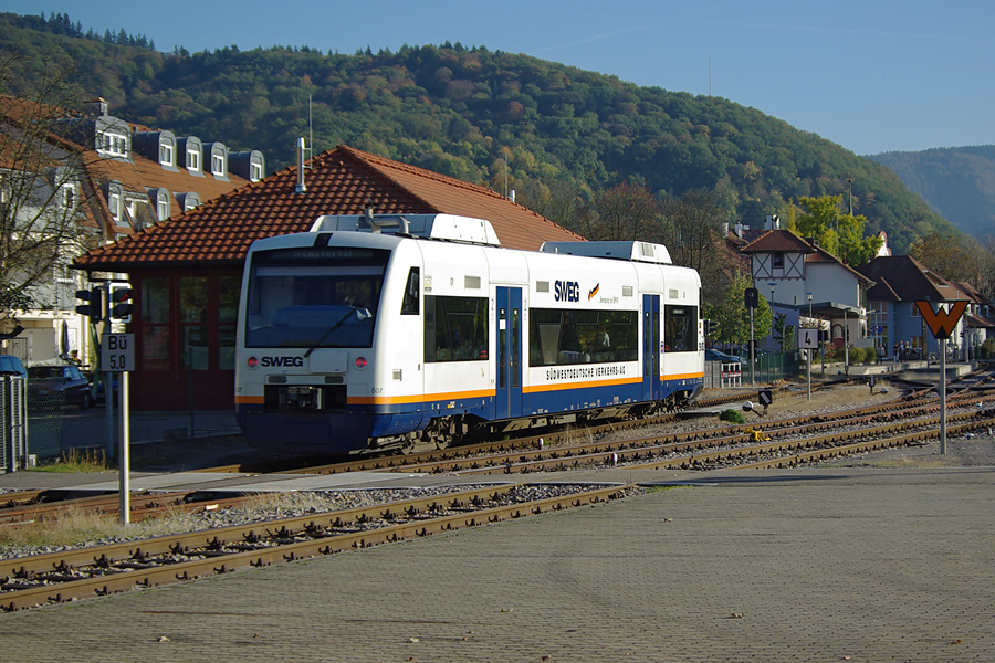 A Staufen im Breisgau, l'autorail SWEG VT 507 assure la liaison 72552 Bad Krozingen - M&uuml;nstertal, dans les couleurs d'automne.