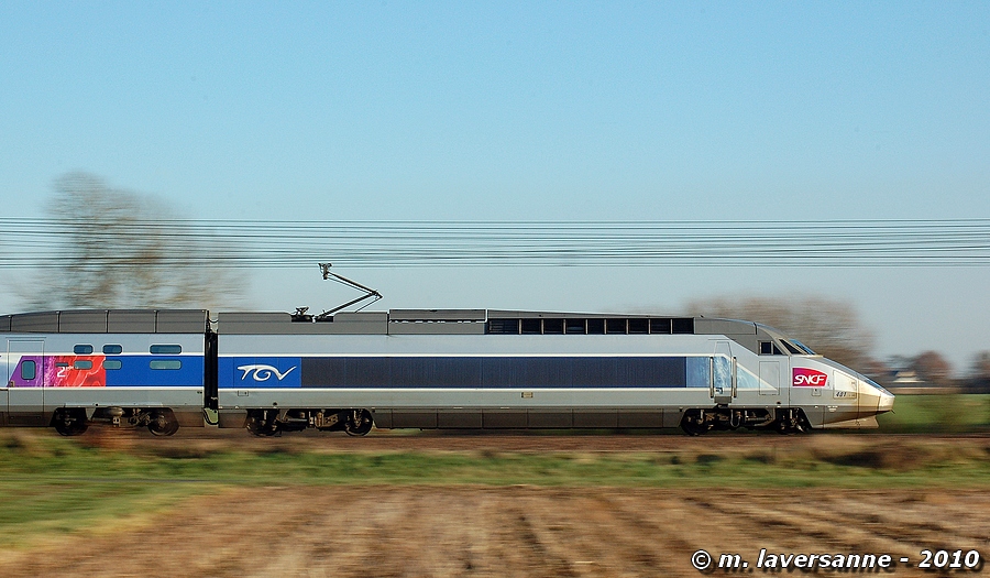 Prise en flou-fil&eacute; d'un TGV descendant vers le sud