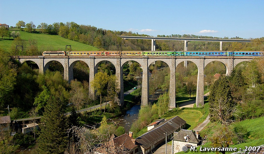 Quand un train aux couleurs vives agr&eacute;mente un joli paysage.