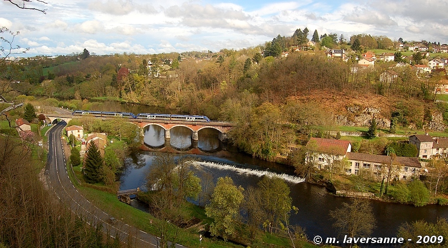 Perch&eacute; sur les hauteurs d'Isle sur Vienne, on d&eacute;guste un superbe paysage dans lequel les trains glissent sans bruit.