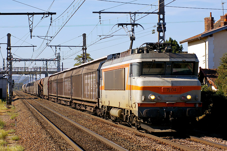 Passage en gare de Meursault de la BB 7204 en tête d'un train de marchandises.