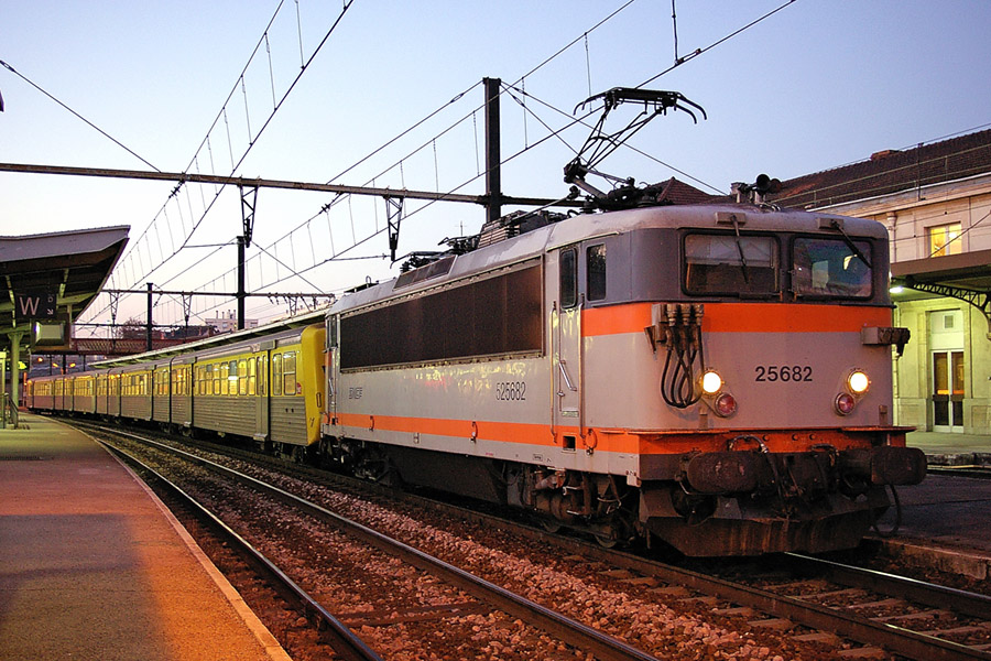 BB 25682 et RRR Bourgogne jaune sur le TER 891423 Dijon - M&acirc;con.