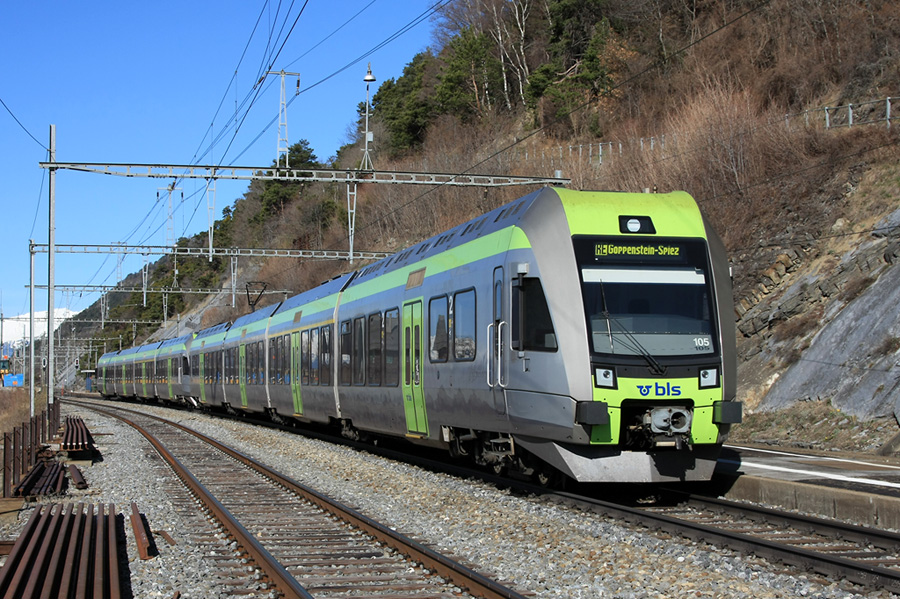 RABe 535 105-1 et 120-0 arrivent en gare de Hohtenn.