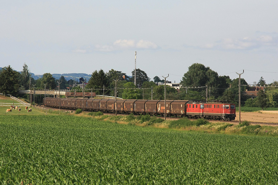 Train de marchandises de passage &agrave; Nyon conduit par l'Ae 6/6 11430 et la Re 4/4 11298.