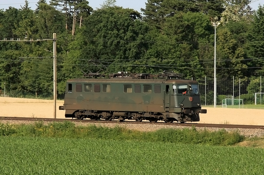 Ae 6/6 11507 lors d'un transfert de machines entre Lausanne et Gen&egrave;ve.