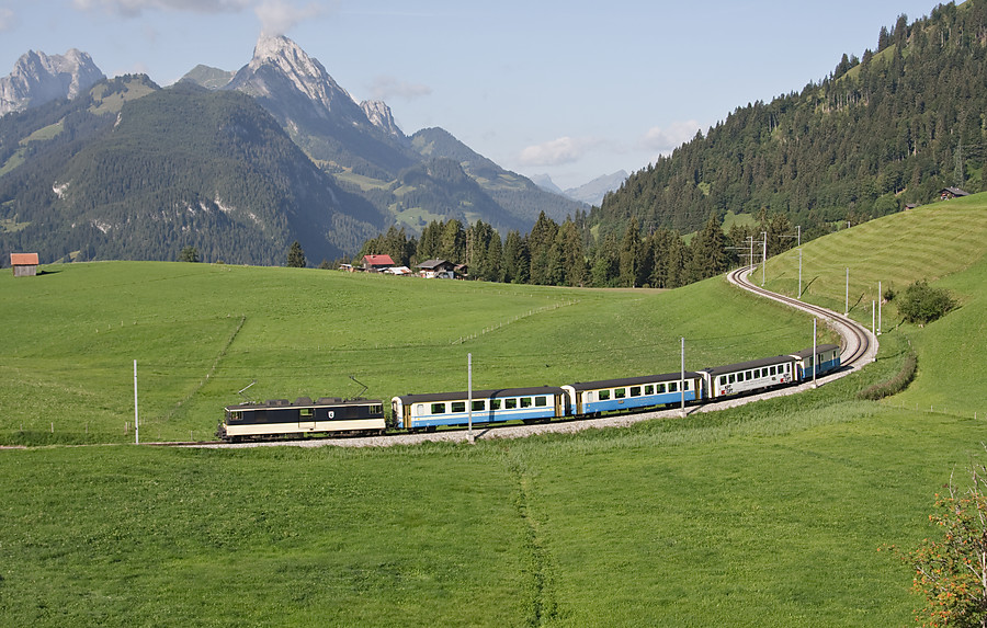 Train Regio Zweisimmen - Montreux du MOB en rame tract&eacute;e dans la fameuse courbe panoramique de Sch&ouml;nried.
