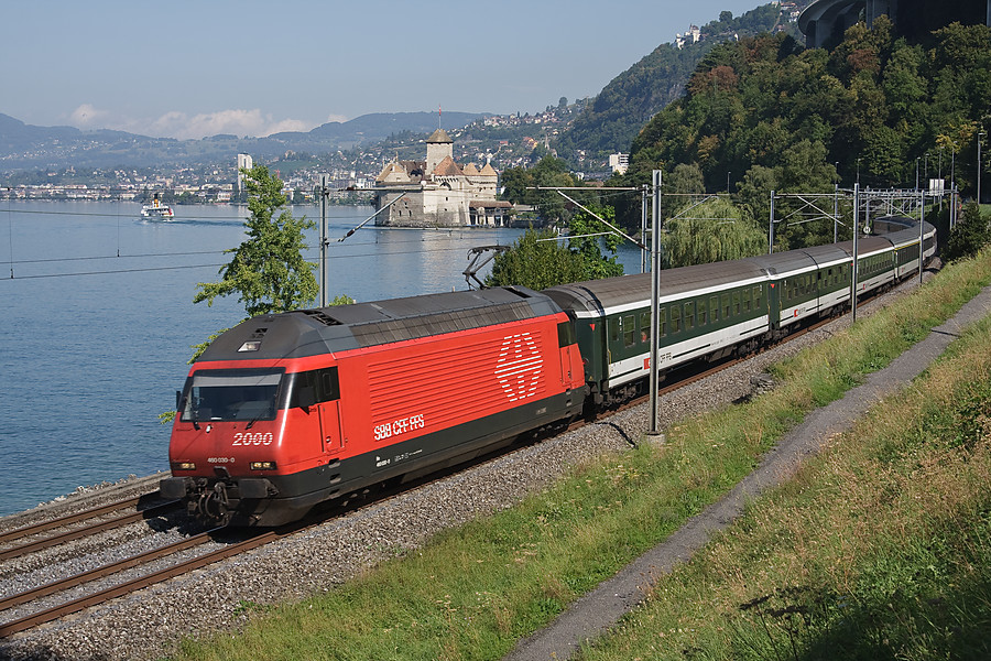 Dans le cadre tr&egrave;s connu du Ch&acirc;teau de Chillon, entre Montreux et Villeneuve, sur la ligne menant au Simplon, une Re 460 am&egrave;ne son Interregio Gen&egrave;ve-A&eacute;roport - Brig.