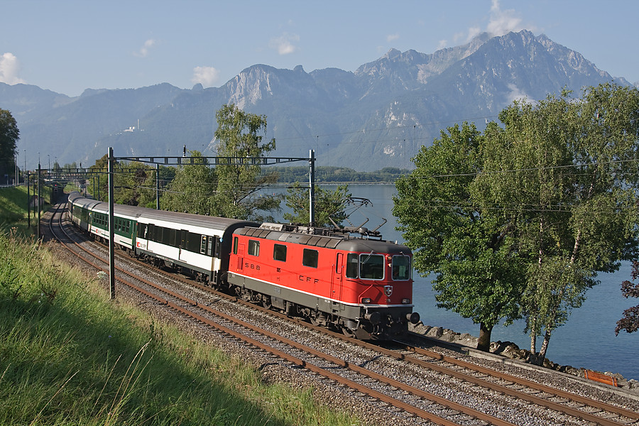 Tous les Interregio Gen&egrave;ve - Brig ne sont pas encore tract&eacute;s par des Re 460 ; on peut encore trouver des Re 4/4, comme sur ce train &agrave; destination de Gen&egrave;ve-A&eacute;roport, vu entre Chillon et Villeneuve.