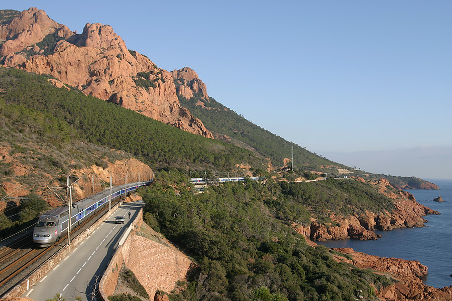 Les roches rouges de l’Estérel et la Méditerranée servent de décor au TGV 9864 Nice - Bruxelles.