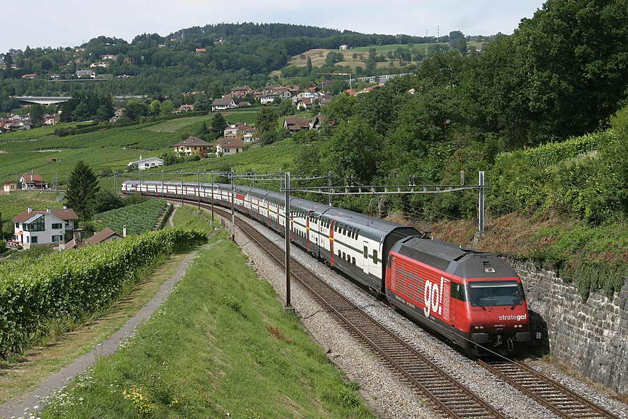Juste apr&egrave;s la halte de Bossi&egrave;re, un IC Gen&egrave;ve-A&eacute;roport - St Gallen monte la rampe au milieu des vignes du Lavaux vers Fribourg.