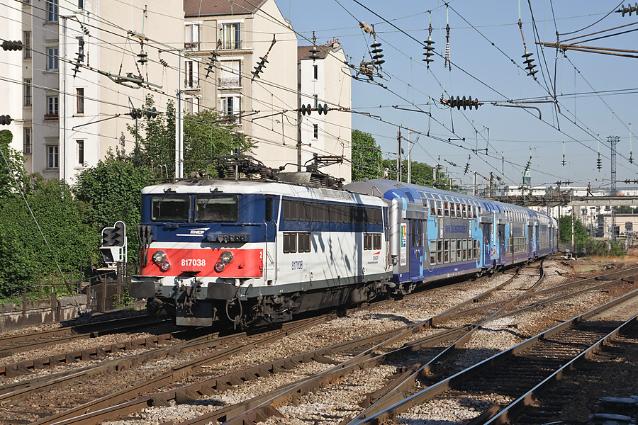 Au passage de la bifurcation d'Asni&egrave;res o&ugrave; se s&eacute;parent les groupes IV, V et VI de St-Lazare, la BB 17038 n'a plus que 5 kms pour atteindre son terminus, en t&ecirc;te d'une rame VO2N Haute-Normandie tout juste r&eacute;nov&eacute;e.