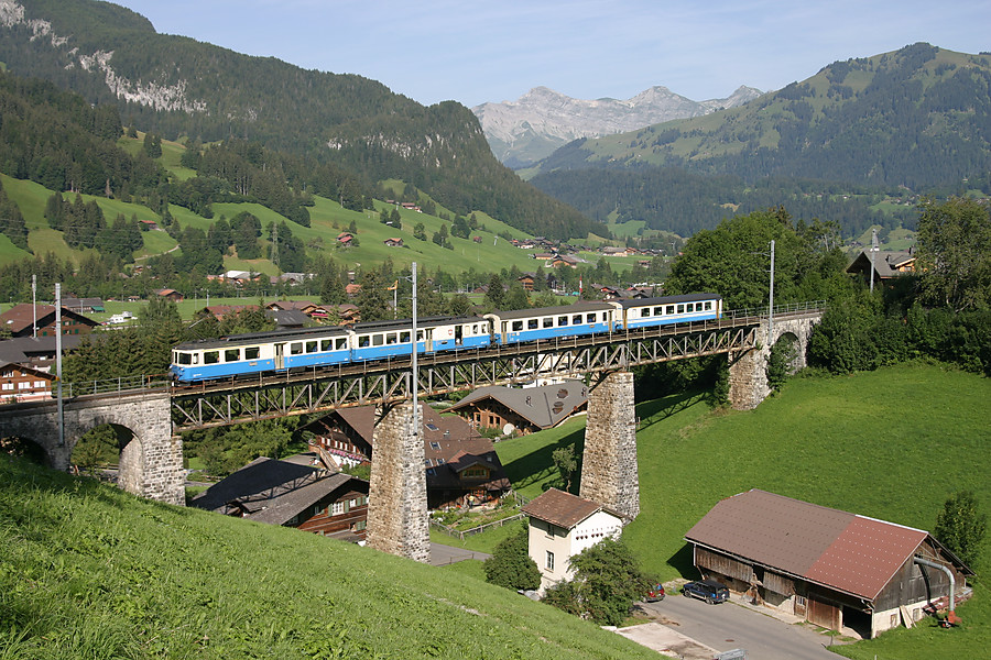 Une rame homog&egrave;ne aux couleurs traditionnelles du MOB franchit le viaduc de Gstaad, automotrice 4000 de 1968 en t&ecirc;te.