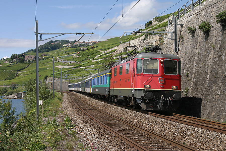 A St Saphorin, au pied du vignoble du Lavaux tout au bord du L&eacute;man, une rame tract&eacute;e remplace au pied lev&eacute; une rame colibri tomb&eacute;e en panne.