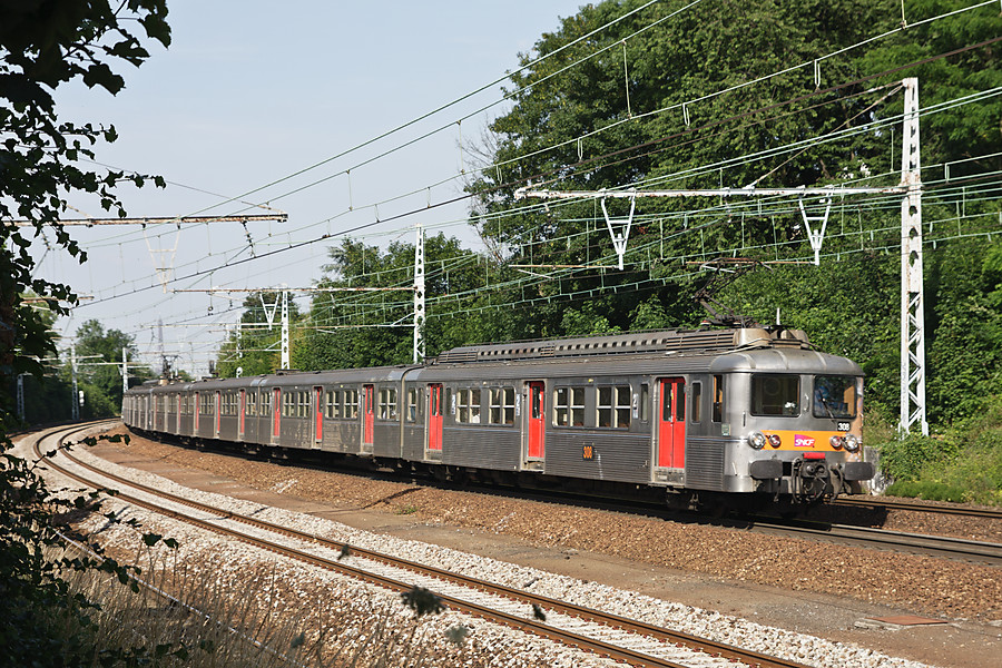 Une vaillante Z 5300 d'un autre &acirc;ge assurant un Paris - Rambouillet est vue &agrave; Chaville sur fond de tour Eiffel.
